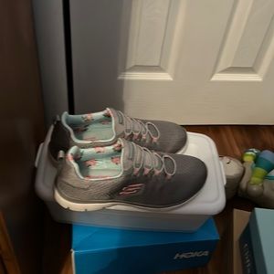 New Skechers summits -sweet roses sneakers 7.5
